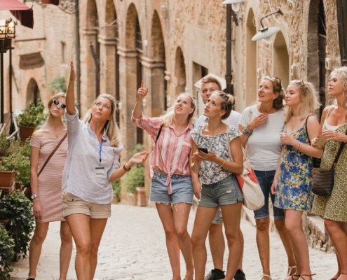 Group of people in a walking tour in Siena