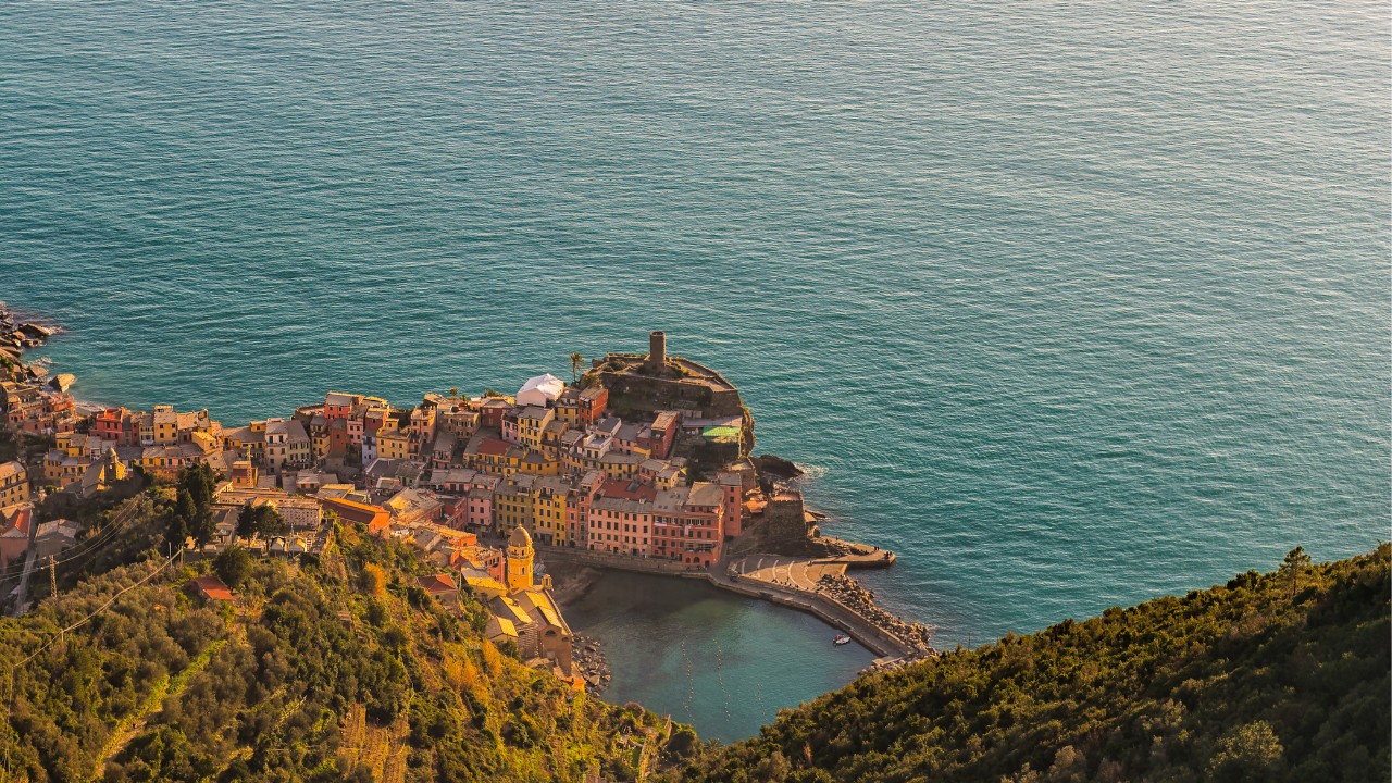 8-day-itinerary-tuscany-and-5-terre View of CInque Terre village